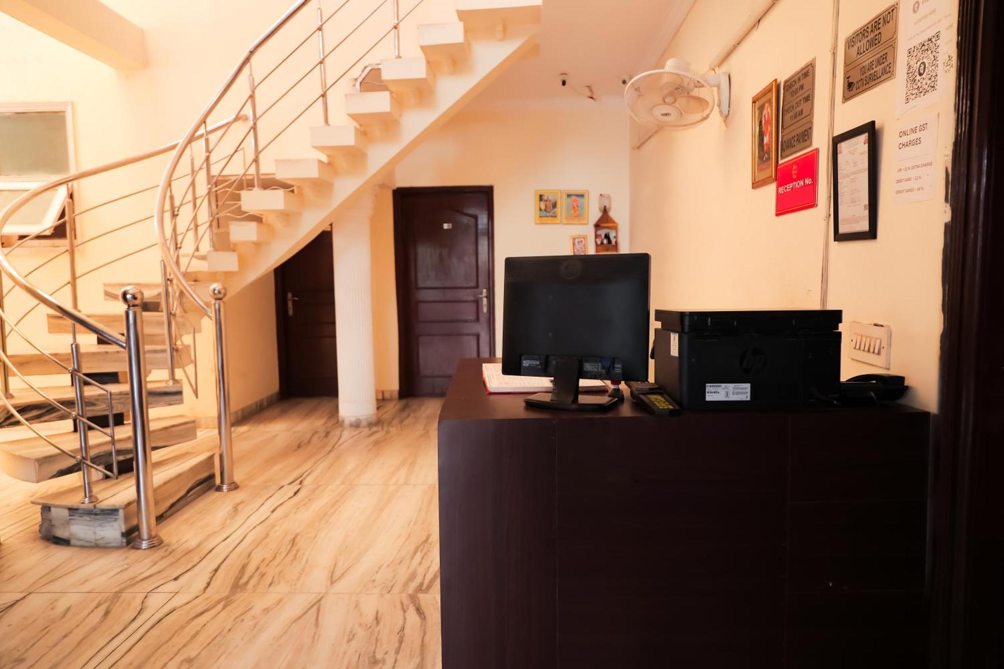 Hotel Green Villa - Near Anand Vihar Station Нью-Дели Экстерьер фото