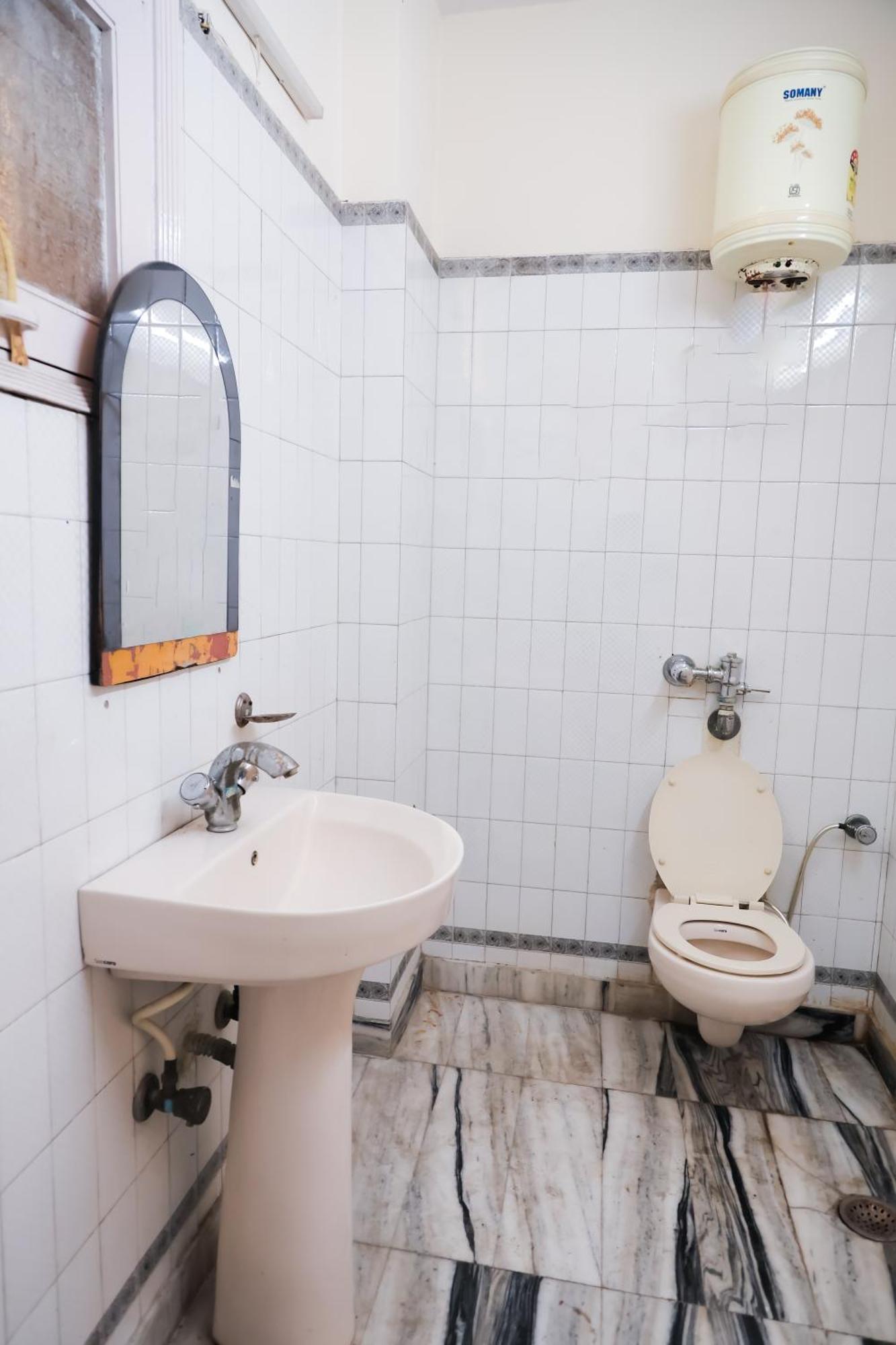 Hotel Green Villa - Near Anand Vihar Station Нью-Дели Экстерьер фото