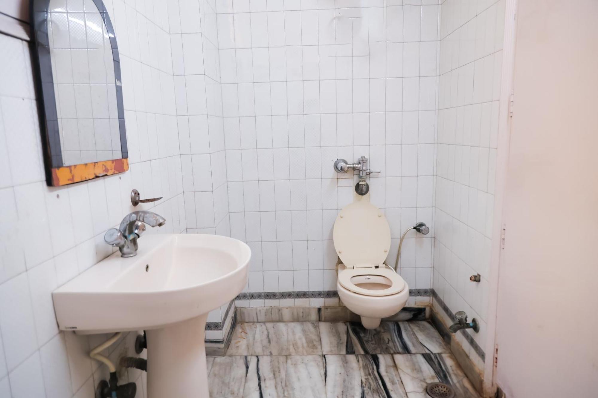 Hotel Green Villa - Near Anand Vihar Station Нью-Дели Экстерьер фото